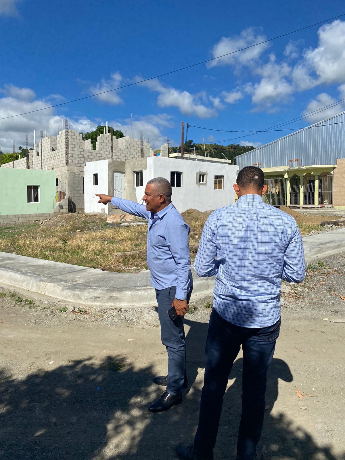 Alcalde Pedro Alberto Castillo coordina levantamiento para plan de asfaltado en Sabana Larga