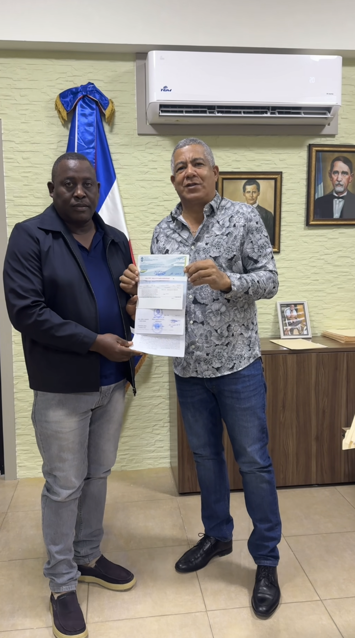 “El Alcalde Pedro A. Castillo, hizo entrega de un cheque al ingeniero responsable de la construcción de aceras y contenes en el Municipio de Sabana Larga, correspondiente a la primera partida de los trabajos que se están ejecutando.